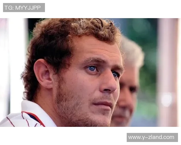 外国足球明星的卷发魅力与风格解析让你领略不同的足球文化